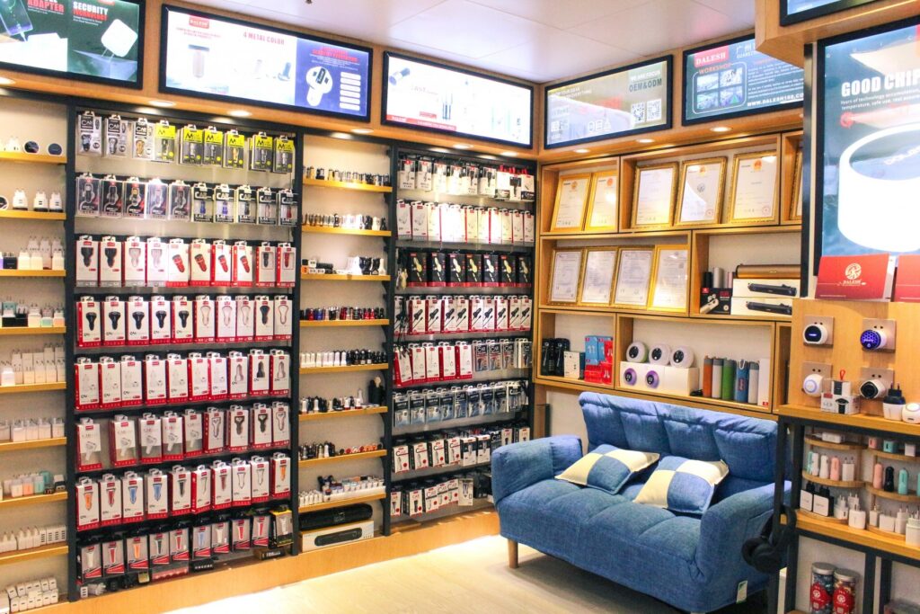 DALESH mobile accessories showroom product wall