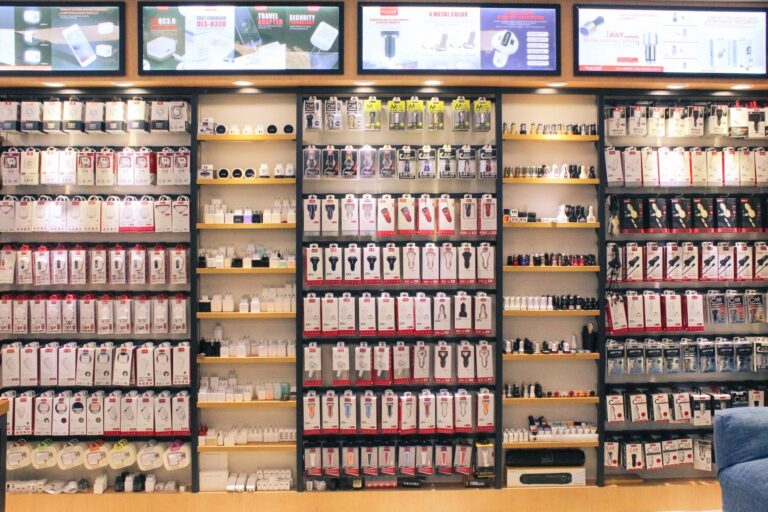 DALESH showroom shelves with mobile accessory products